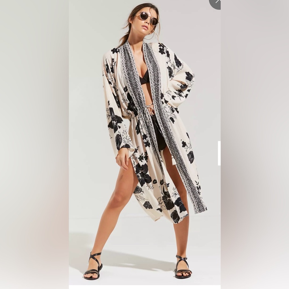 Billabong Black and Cream Kimono